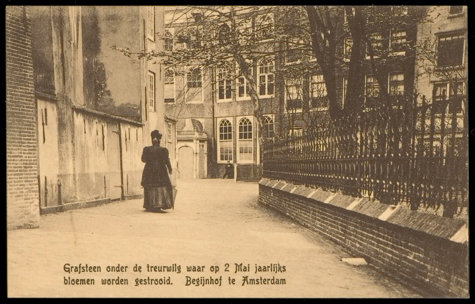 Begijnhof 26-29 met links de Engelse Kerk Begijnenhof 48, Afb PBKD00355000012