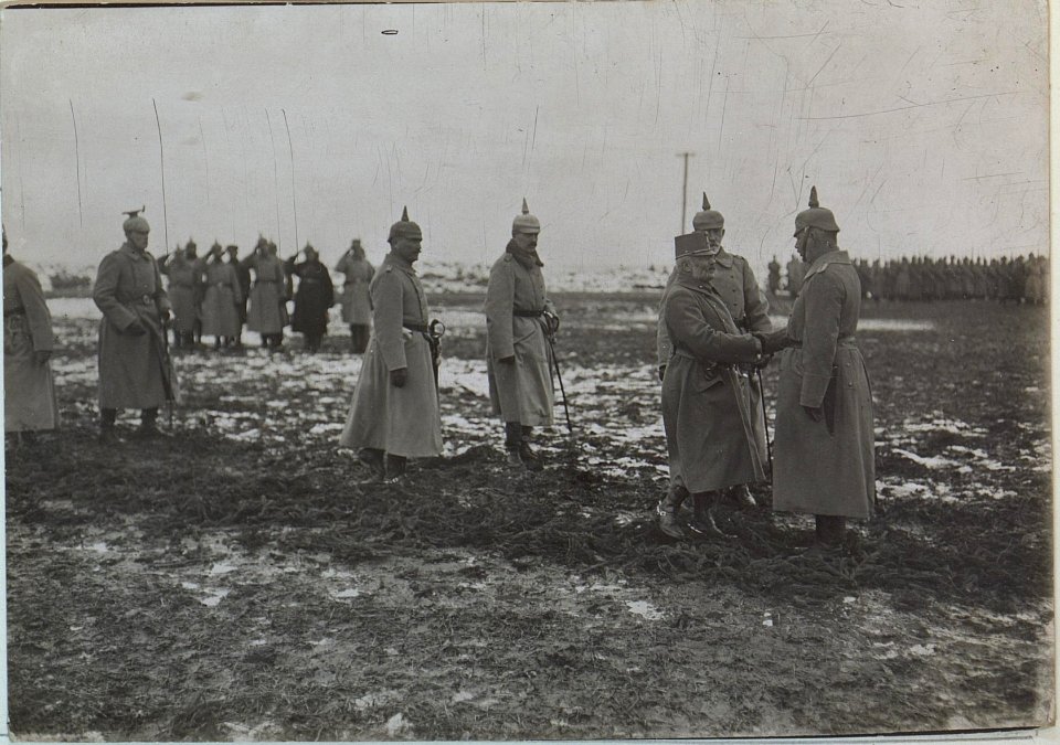 Begrüssung Erzherzogs Friedrich durch den Kommandanten des Grenadierregimentes 9 (BildID 15438859)