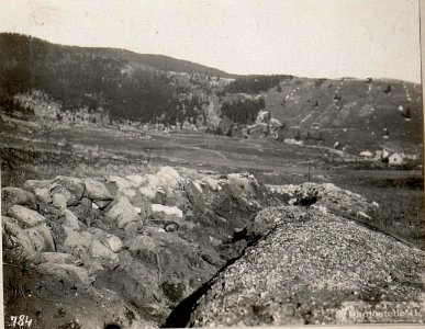 Bei Benscar. Flüchtig ausgehobene italienische Stellung aus den Juni-Kämpfen 1917. (BildID 15635876)