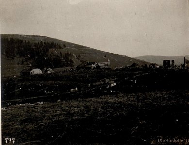 Bei Bosco. 8cm Kanonenbatterie in Stellung vor der ehemaligen italienischen Stellung.Im Hintergrund Monte Katze. (BildID 15635815)