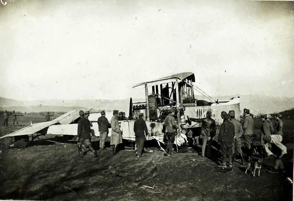 Bei Merna zum Niedergehen gezwungener Flieger (Caproni), im Demontieren begriffen. (BildID 15593919)