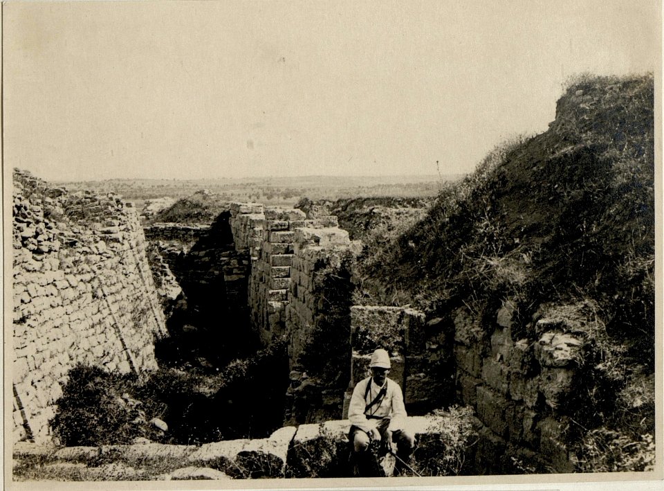 Bei den Ausgrabungen - römische und mykenische Mauer in Troja (BildID 15545819)
