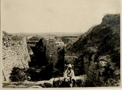 Bei den Ausgrabungen - römische und mykenische Mauer in Troja (BildID 15545819)