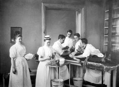 Behandling pågår, Serafimerlasarettet 1898 - Nordiska Museet - NMA.0053287