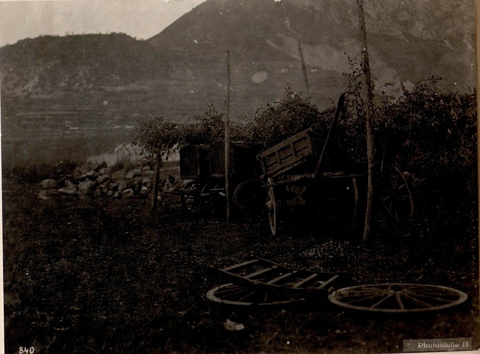 Bei Pieve.Erbeutete italienische Protze mit Munition. (BildID 15636279)