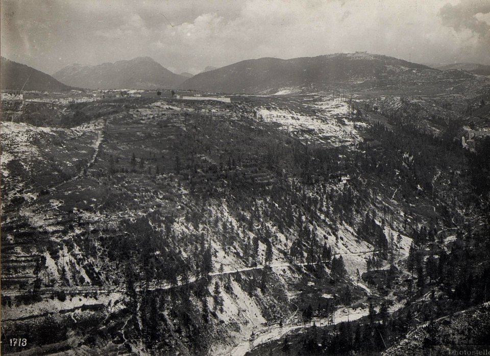 Bei Friedhof Canove. Panorama Monte Erio, Spitz della Bisa und Interotto. (3. Teilbild zu WK1 ALB087 25360a) (BildID 15647215)