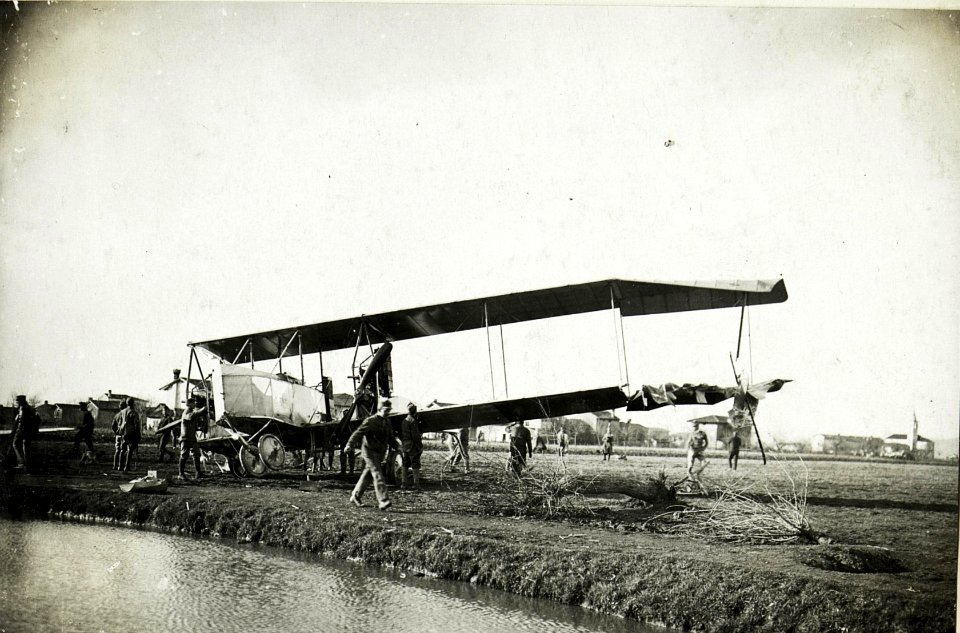 Bei Merna zum Niedergehen gezwungener Flieger (Caproni), im Demontieren begriffen. (BildID 15593912)