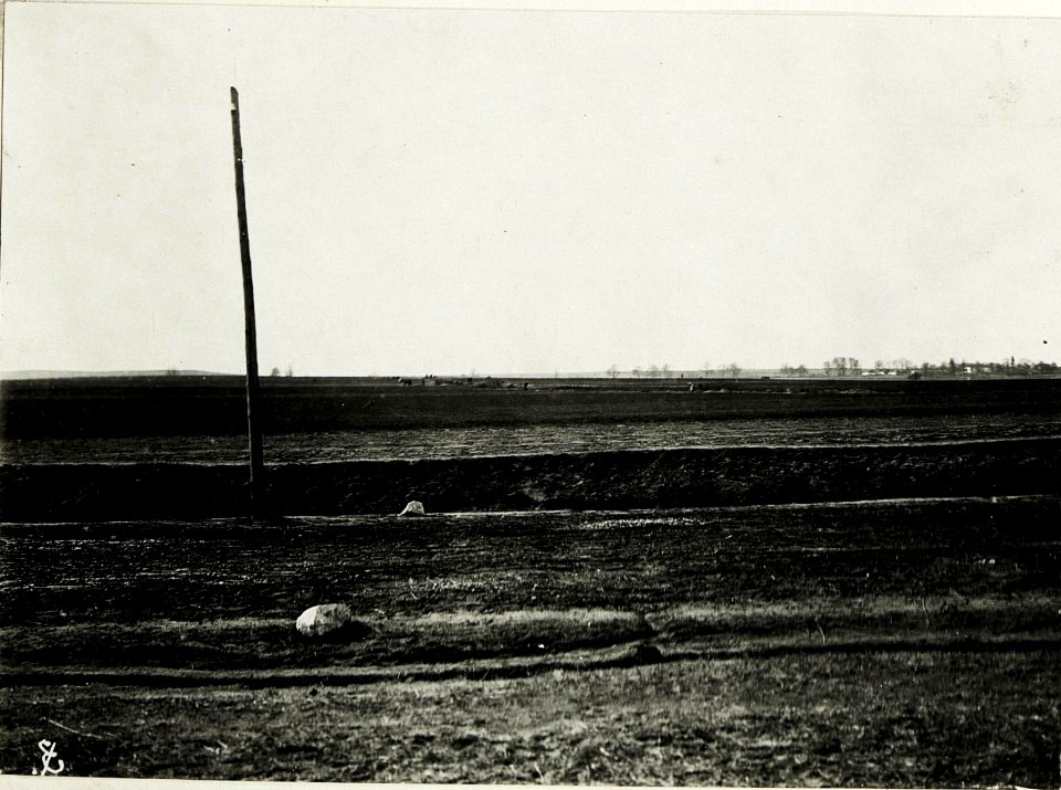 Bei Rokszyn, Sicht nach Westen auf eigene, teilweise zugeschüttete Stellungen. (BildID 15588896)