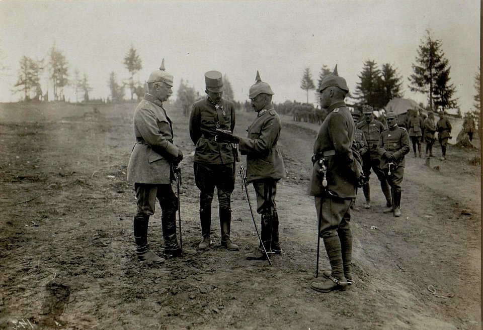 Beim Korps Conta, einer Einheit der 7. Armee am Prislopsattel mit den Generälen von Conta und Generalmajor Burckhart (BildID 15550265)
