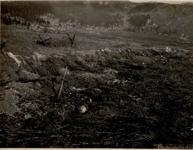 Bei Benscar. Italienische Stellungen aus den Juni-Kämpfen, im Vordergrund verschütteter Italiener (das Gewehr und eingeschlagene Schädeldecke sichtbar.) (BildID 15635521)