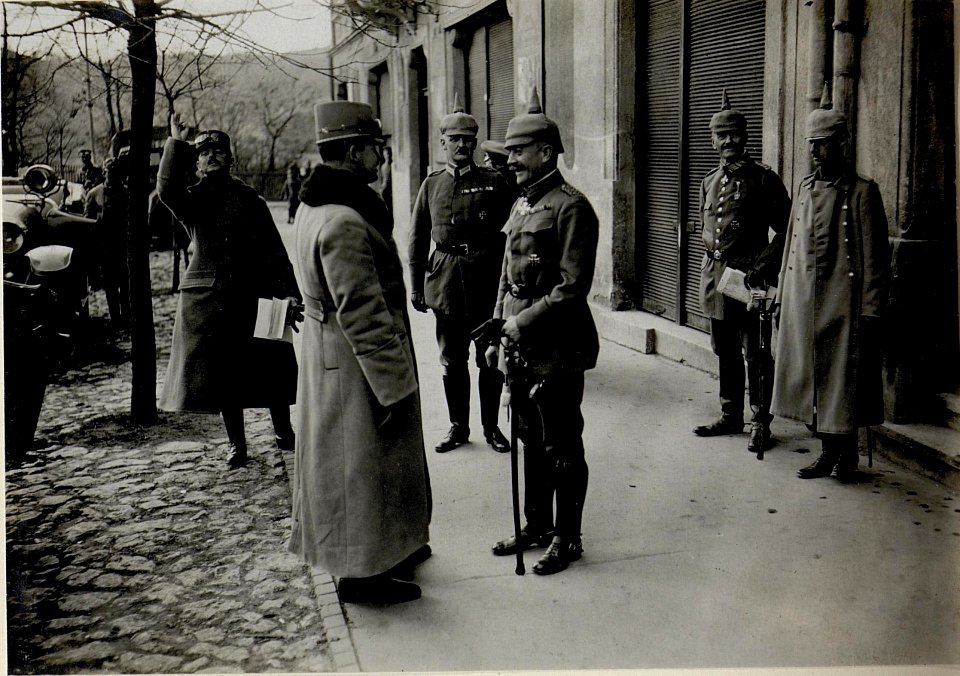 Beim deutschen Kommando in Petrozseny. 5.11.1916 (BildID 15549173)