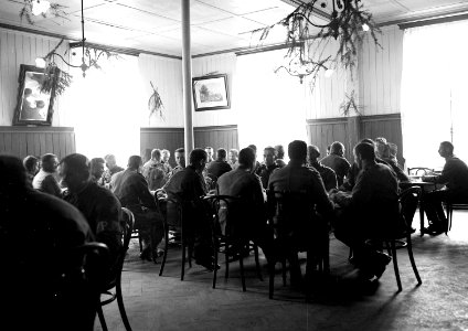 Beim Mittagessen im Grippe-Erholungszentrum Sigriswil - CH-BAR - 3241409