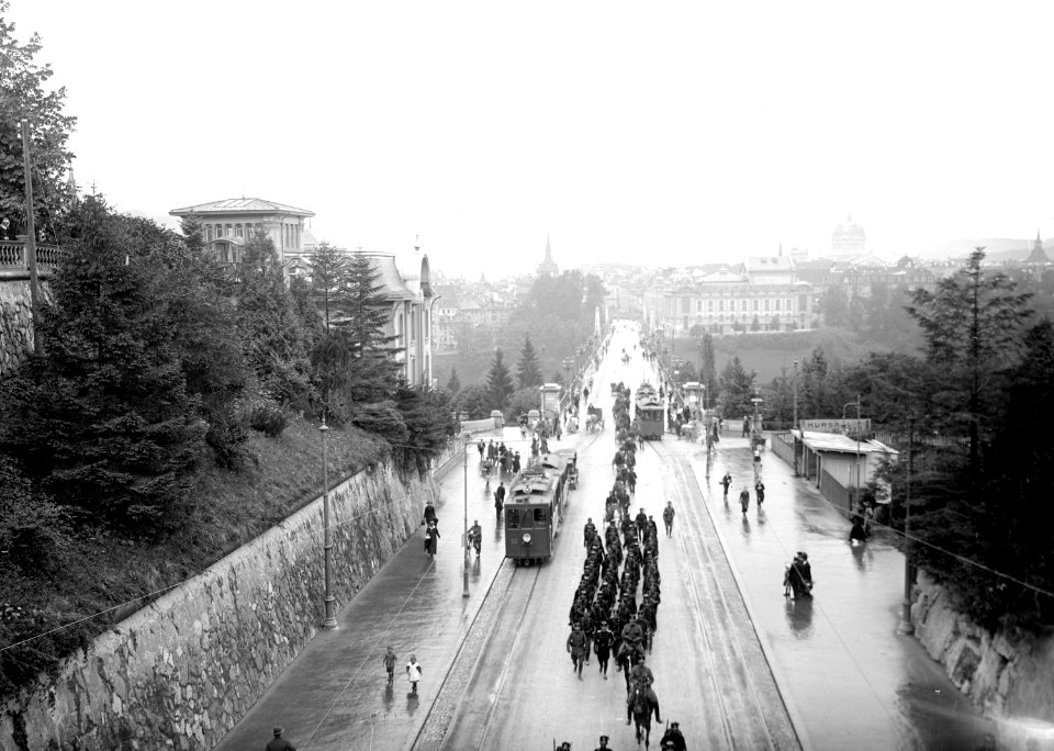 Beim Schluss des Infanterie Regiments fahren schon wieder die Trams - CH-BAR - 3240704