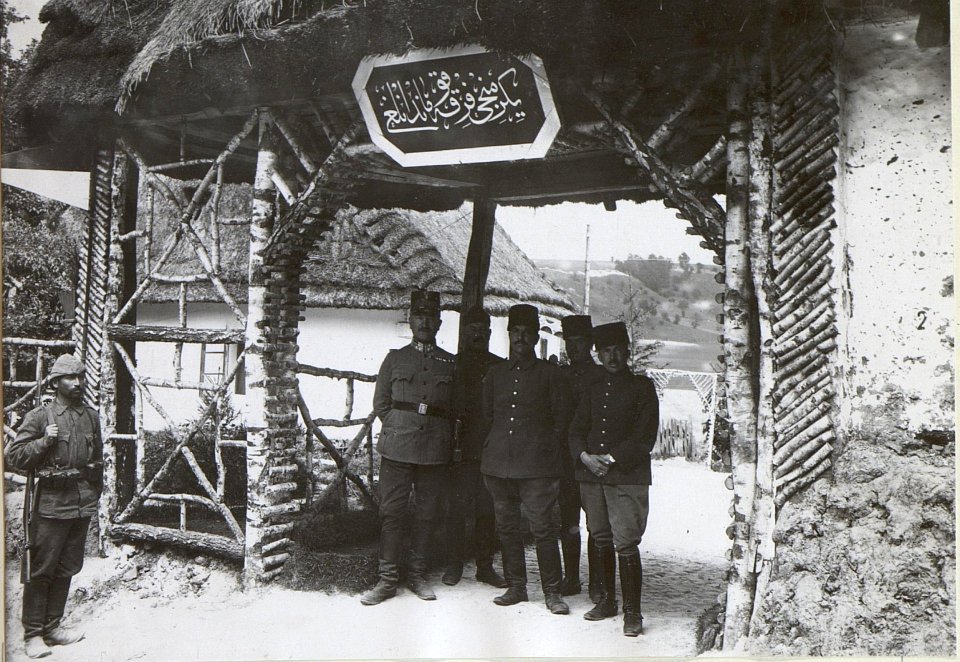 Beim Stabe der XX.ottom.Division. Obstlt.Jasyn Hilmi Bey in Hucisko. (BildID 15727593)