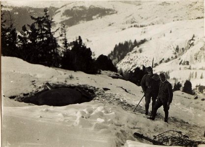 Bei der 10cm Panzer - Haubitze auf Sief, 4.12.1915. (BildID 15582688)