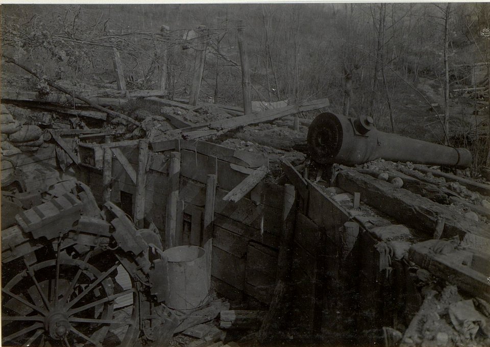 Beim Rückzug von den Italienern gesprengtes Geschütz.S.Marco-Höhe (Mitte April 1918.) (BildID 15664635)
