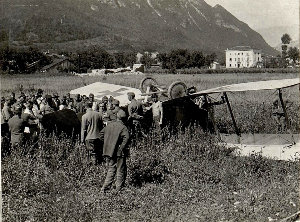 Beim Landen verunglückter Apparat (BildID 15627761)