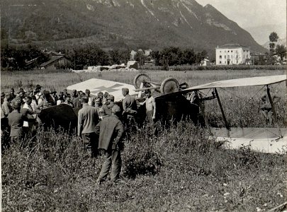 Beim Landen verunglückter Apparat (BildID 15627761)