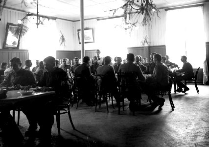 Beim Mittagessen im Grippe-Erholungszentrum Sigriswil - CH-BAR - 3241410