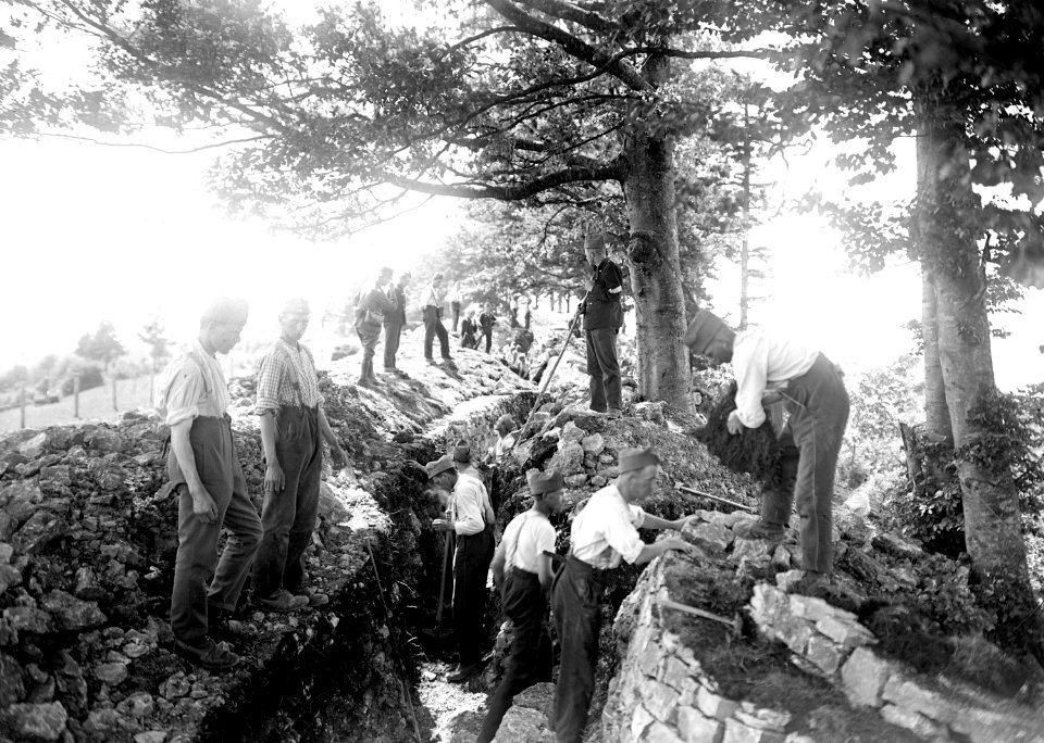 Beim Schützengrabenbau - CH-BAR - 3240558