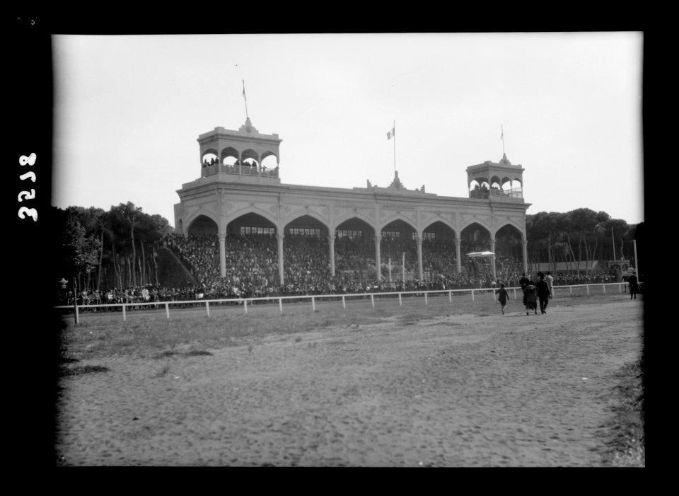 Beirut. The race tracks. Crowded grand-stand LOC matpc.15420