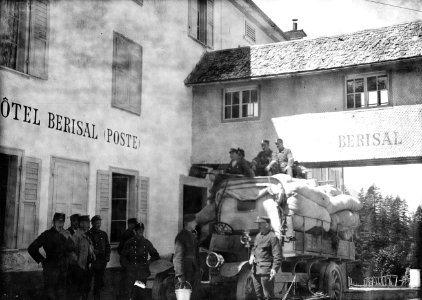 Beladener Militärlastwagen auf der Simplonstrasse - CH-BAR - 3236927