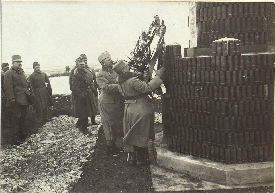 Bekränzung des Honveddenkmals mit dem Honved Minister Samuel Hazai auf Rakowiec (BildID 15440029)