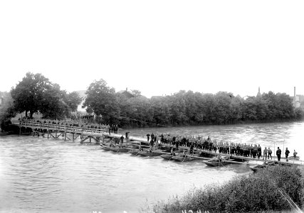 Belastungsprobe der fertigen Brücke durch die Mannschaft - CH-BAR - 3240762