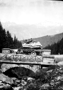 Beladener Militärlastwagen auf der Simplonstrasse - CH-BAR - 3236929