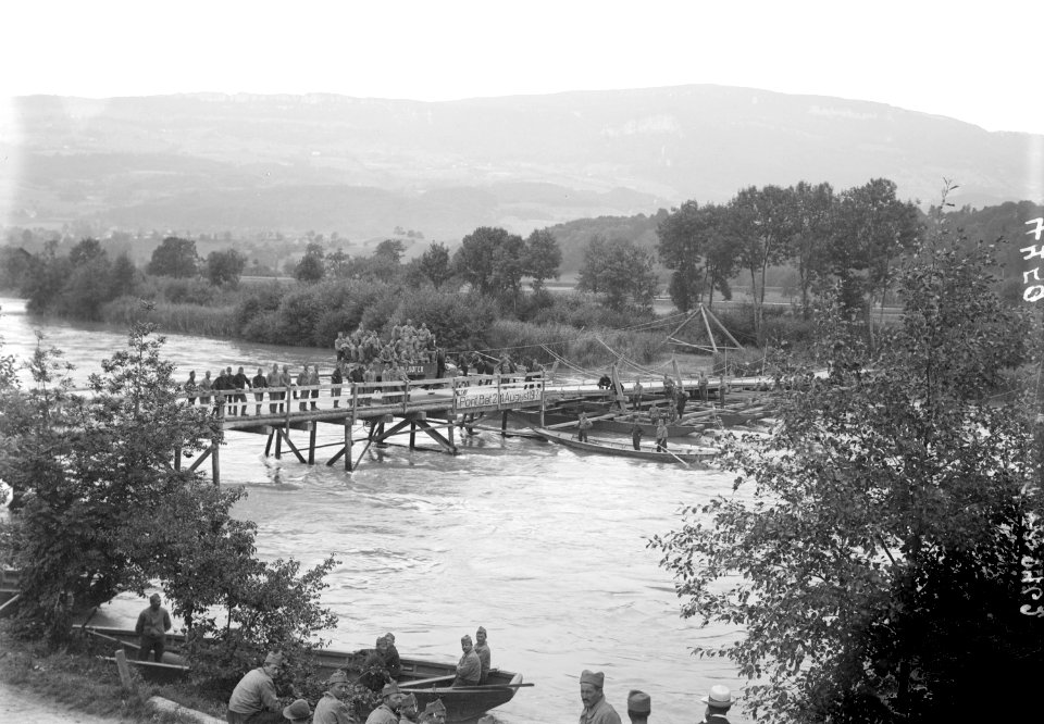 Belastungsprobe der Pfahljochbrücke durch einen beladenen Lastwagen - CH-BAR - 3240764
