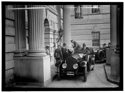 BELGIAN MISSION TO U.S. ARRIVING AT LARS (i.e. LARZ) ANDERSON HOME. GEN. LeCLEREQ LEAVING AUTO LCCN2016867933