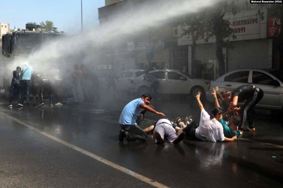 Belediye baskanlarının görevden alınması protestosu