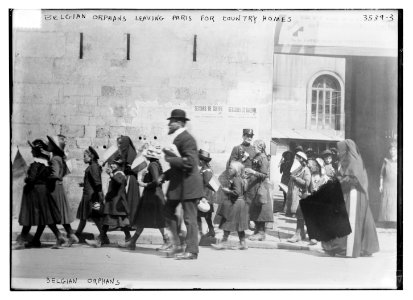 Belgian orphans leaving Paris for country homes LCCN2014699387