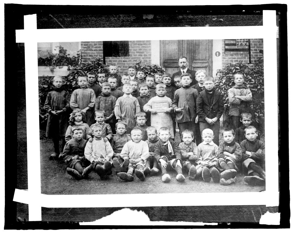 Belgium school children who were clothed and fed by Belgian Commission LCCN2016824432