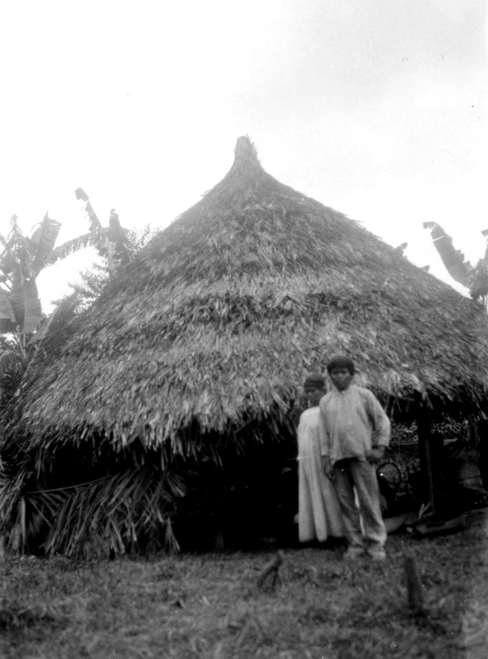 Belisario och hans hustru framför deras hydda. Veraguas. Panama - SMVK - 004234