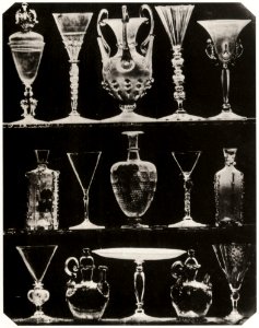 Belitski, Ludwig - 14 Venezianische und deutsche Gläser und eine orientalische Glas-Vase aus Milch- und Opalglas, mit eingebrannter Vergoldung und Malerei. 2-5 Naturgröße. 16., 17. und 18. Jahrhundert, Liegnitz (Zeno Fotografie) photo