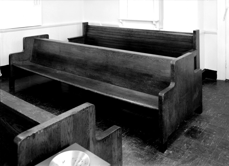 Benches in Rockville station, August 1978