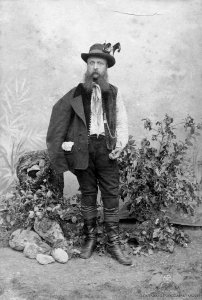 Benedikt Lergetporer - Verjetno rekonstruirana noša, kot je bila v navadi za razne svečanosti konec 19. stoletja