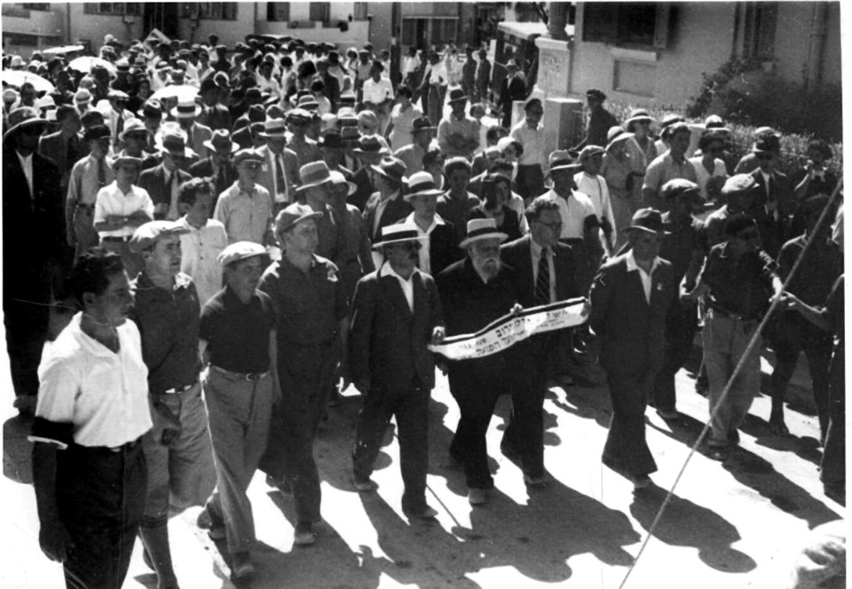 Ben-Gurion, Marminsky, Alexander Ziskind Rabinowitz & Remez leading the march to the cemetery for the year anniversary of Arlozorov's murder