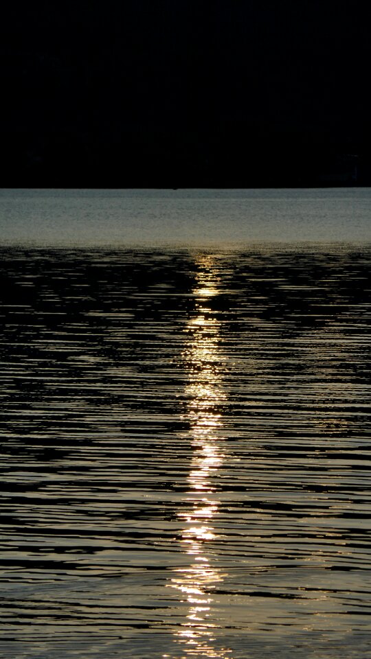 Surface wave lake