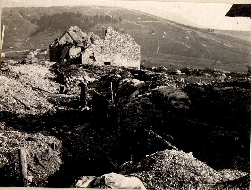 Benscar.Die am 10.11.1917 .genommene italienische Stellung, im Hintergrund der italienische Stützpunkt Monte Katze. (BildID 15635909)