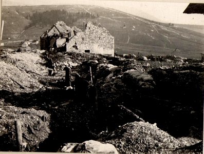 Benscar.Die am 10.11.1917 .genommene italienische Stellung, im Hintergrund der italienische Stützpunkt Monte Katze. (BildID 15635909)