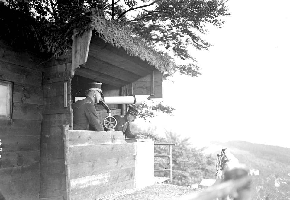 Beobachtungsposten mit Fernrohr an der elsässischen Grenze - CH-BAR - 3238989