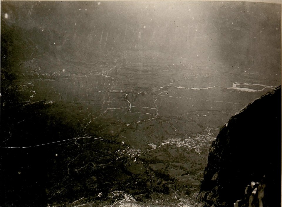 Beobachtungspunkt Cuklawäldchen (Gruberwarte) Rombon links vom Felsen, Aufnahmeraum Viktoria Buckel, oberes und unteres Rombonwäldchen, Kameelrücken und Flitsch. (24-IX.1917.) (BildID 15802281)
