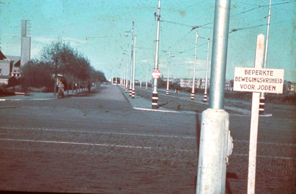 Beperkte bewegingsvrijheid voor joden' bord - Fotodienst der NSB - NIOD - 210961