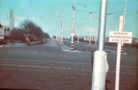 Beperkte bewegingsvrijheid voor joden' bord - Fotodienst der NSB - NIOD - 210961 photo