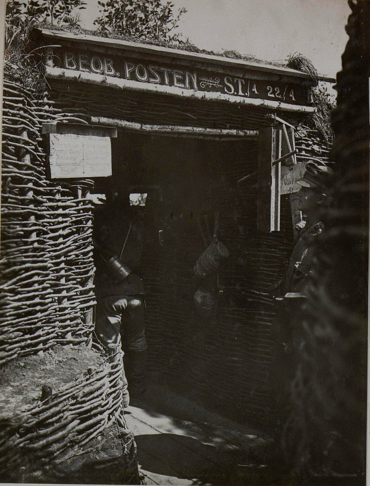 Beobachtungsposten im Schützengraben, möglicherweise der Station 4 des 22. Infanterieregimentes (Abk. ST-4) (BildID 15446493)