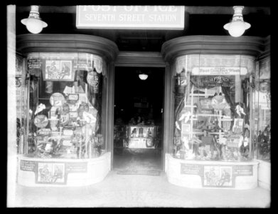 Berbench, 7 St., (Washington, D.C.), store window LCCN2016852056