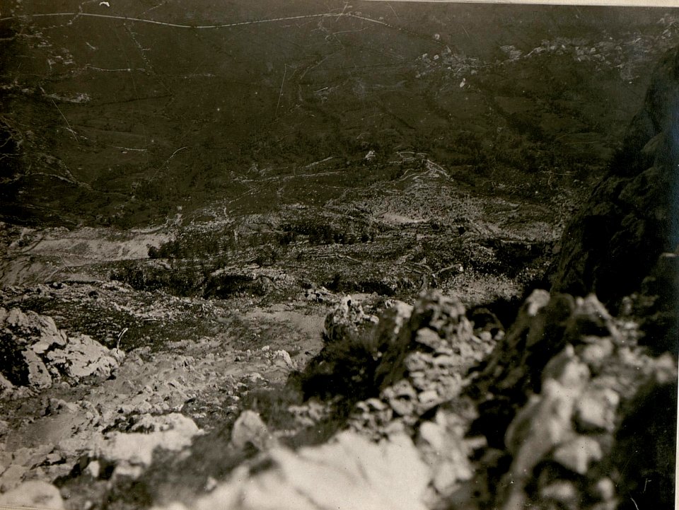 Beobachtungspunkt Cuklawäldchen (Gruberwarte) Rombon links vom Felsen, Aufnahmeraum Viktoria Buckel, oberes und unteres Rombonwäldchen, Kameelrücken und Flitsch. (24-IX.1917.) (BildID 15802295)