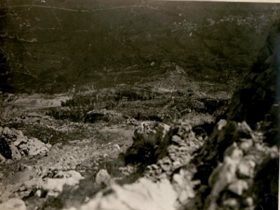 Beobachtungspunkt Cuklawäldchen (Gruberwarte) Rombon links vom Felsen, Aufnahmeraum Viktoria Buckel, oberes und unteres Rombonwäldchen, Kameelrücken und Flitsch. (24-IX.1917.) (BildID 15802295)